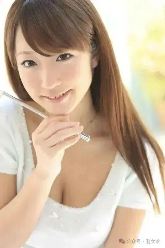 猫咪第一次见到小奶狗的反应，太治愈了 - 烈日影视